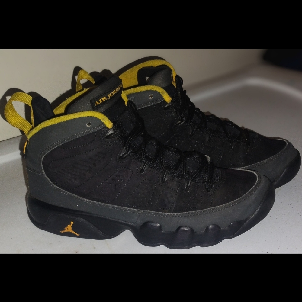 Air Jordan 9 Retro Black University Gold - Size 5.5Y​ (302359-070)